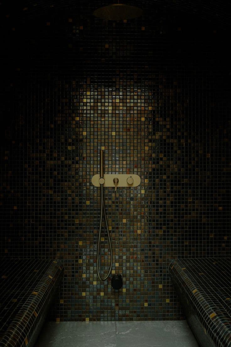 Bagno turco dell'area benessere New Way Fitness con sedute in mosaico