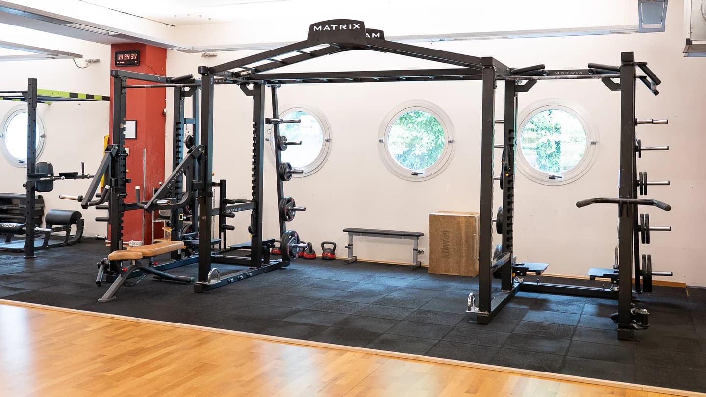 Area calisthenics New Way Fitness con rack Matrix, sbarre e pavimento tecnico