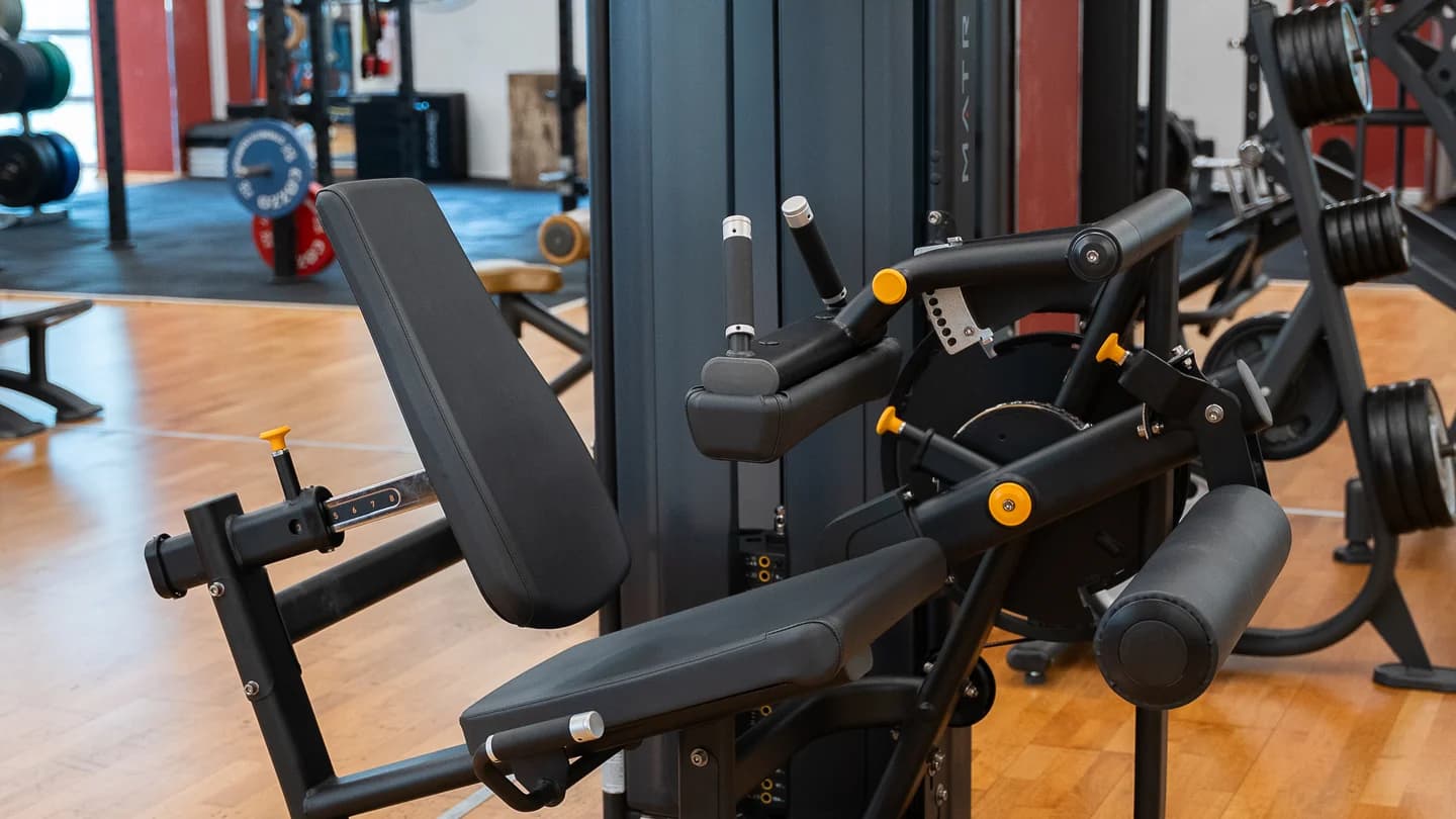 Macchinario isotonico nero nella sala pesi New Way Fitness