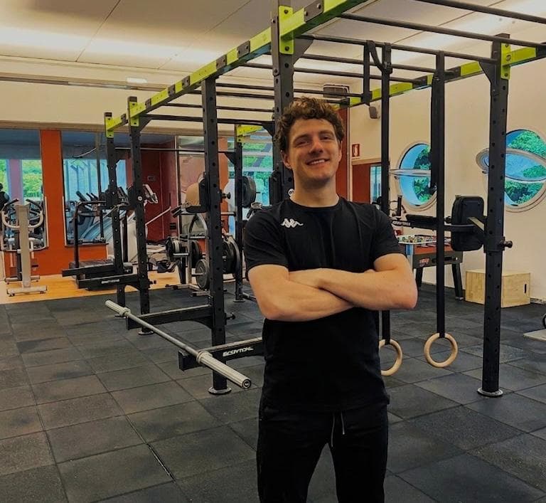 Ritratto di Andrea Cantele, personal trainer della sala pesi