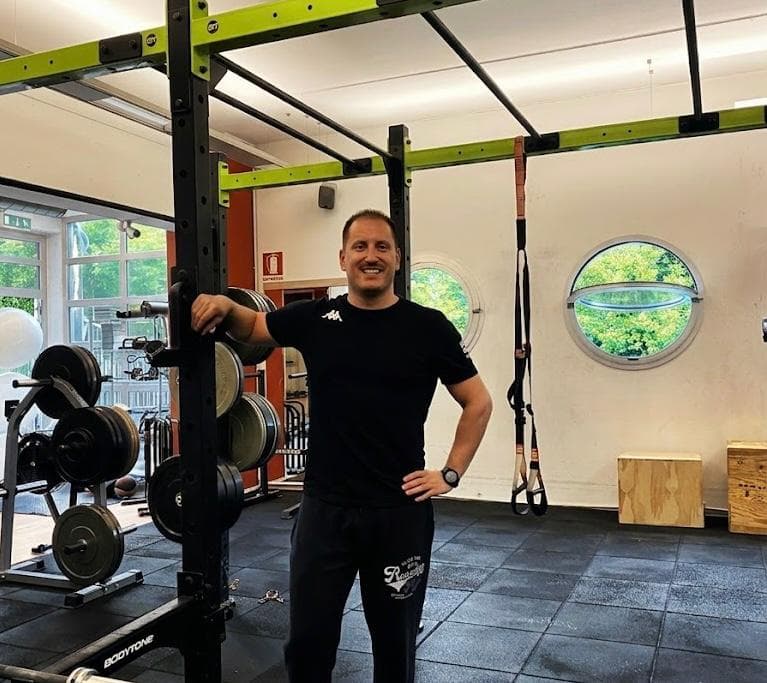 Ritratto di Marco Palma, personal trainer della sala pesi
