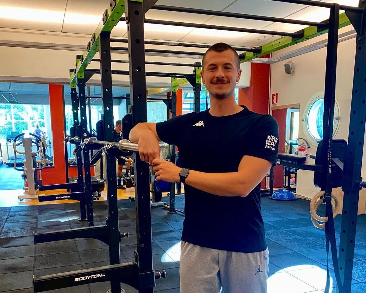 Ritratto di Matteo Cantoreggi, personal trainer della sala pesi