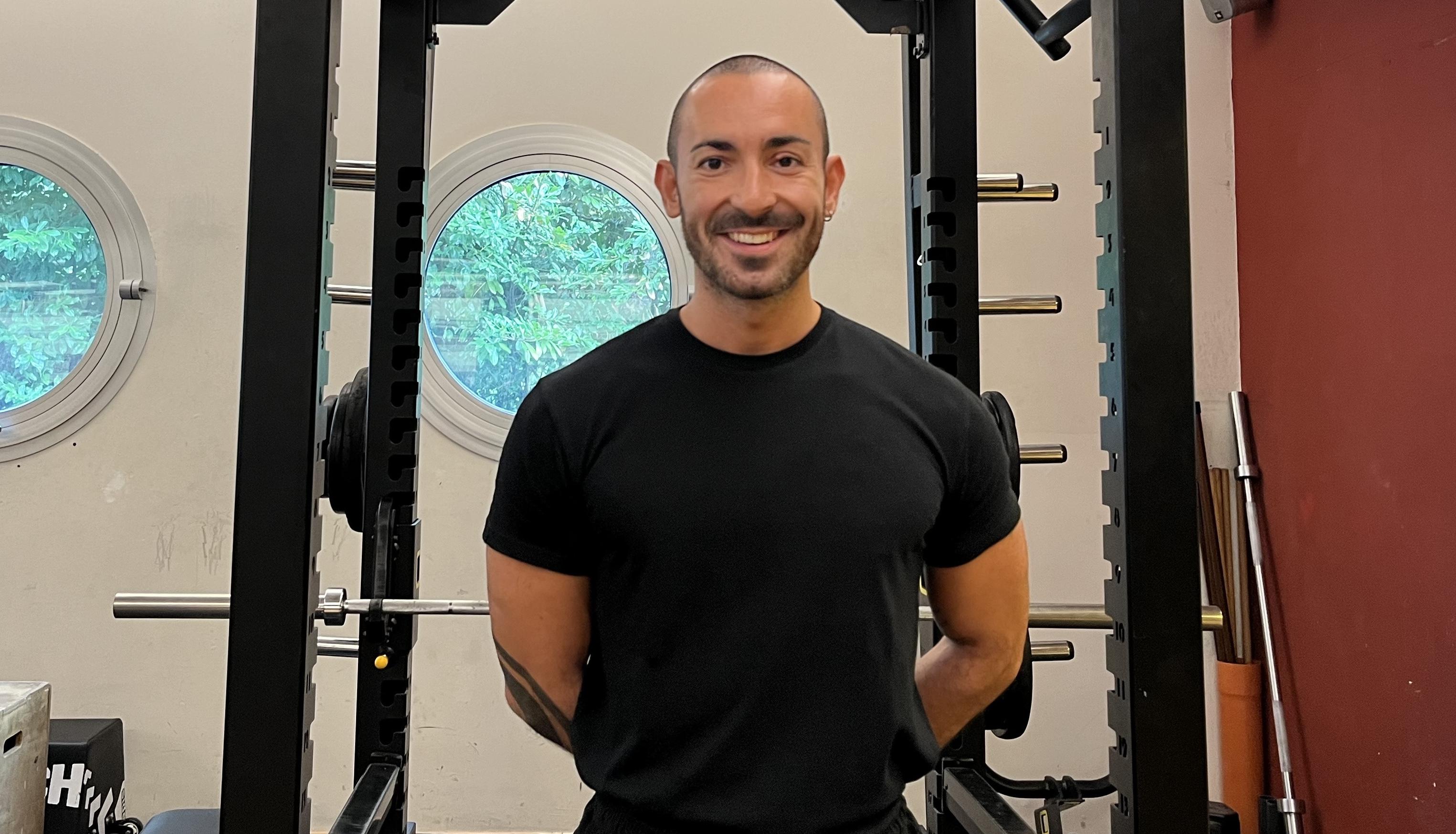 Ritratto di Simone Rovera, personal trainer della sala pesi