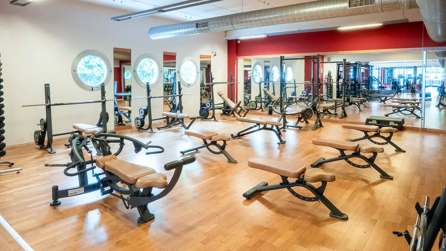 Ritratto di Simone Rovera, personal trainer della sala pesi